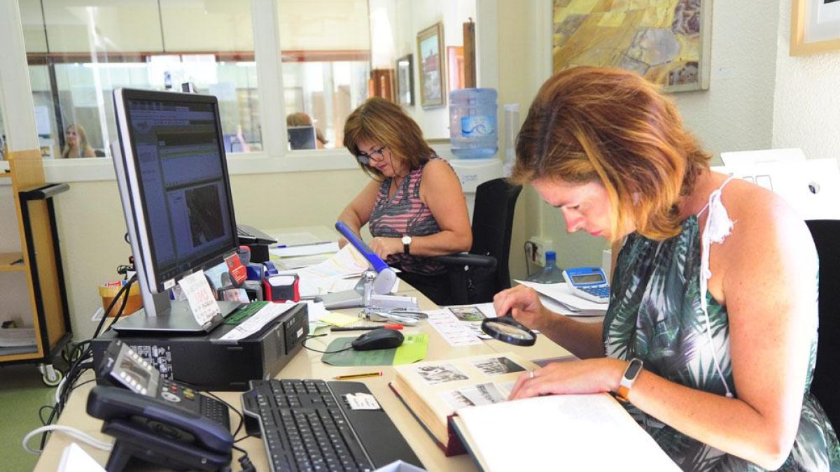 Dos trabajadoras del archivo organizan unos documentos.-ISRAEL L. MURILLO
