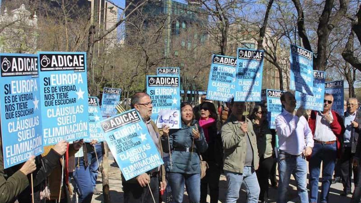 Un grupo de afectados protesta en Burgos por las clásulas suelo en sus hipotecas.-SANTI OTERO