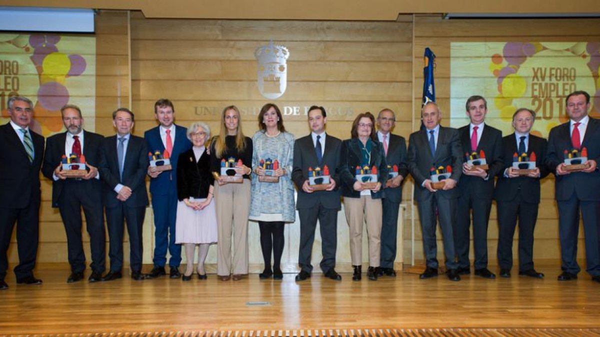 Imagen de los galardonados en la gala celebrada ayer.-ECB