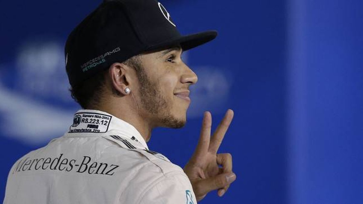 Lewis Hamilton hace el signo de la victoria tras conseguir la 'pole' del GP de Baréin.-Foto: AP / LUCA BRUNO