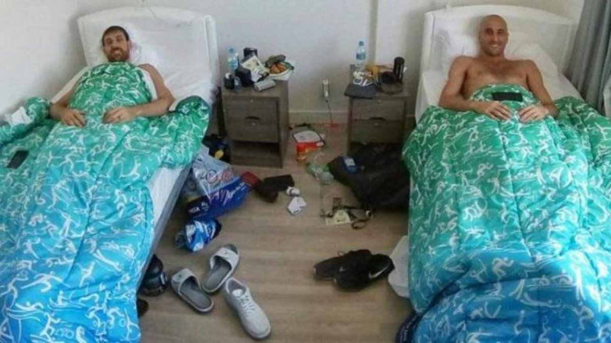 Los jugadores de la selección argentina de baloncesto, Andrés Nocioni y Manu Ginóbili, en su habitación de la Villa Olímpica.-MANUGINOBILI.COM