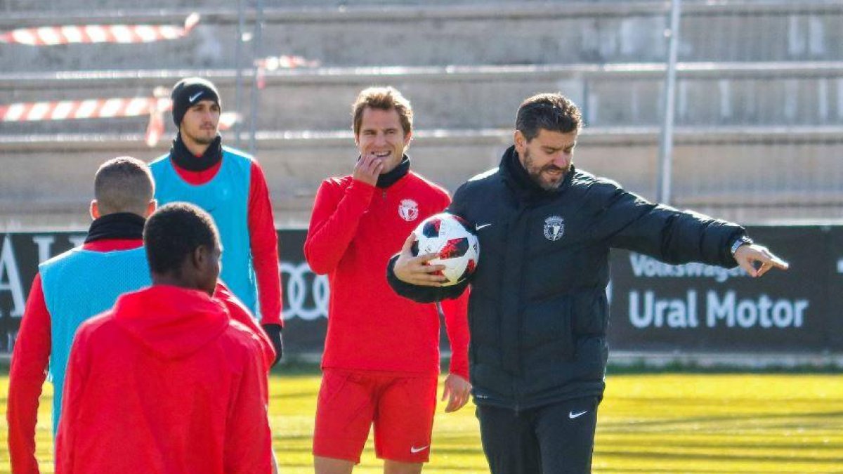 Estévez da instrucciones en el entrenamiento de ayer-Alba Delgado / BCF