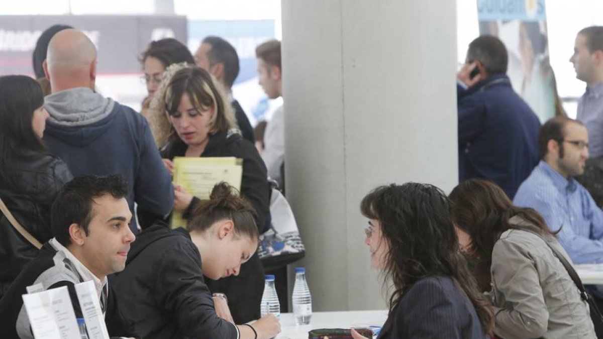 Una joven durante una entrevista en el último Foro de Empleo.-RAÚL G. OCHOA