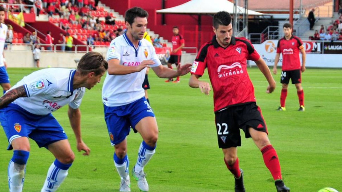 Álex García se dispone a golpear el esférico en el choque frente al Real Zaragoza en Anduva-J. E. Egurrola