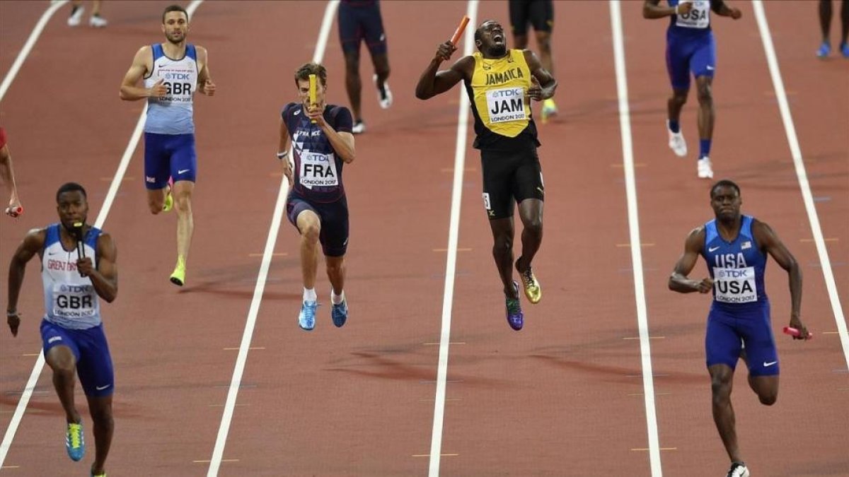 Bolt, en el momento de lesionarse en la final de los 4x100 metros del sábado.-AP / MARTIN MEISSNER