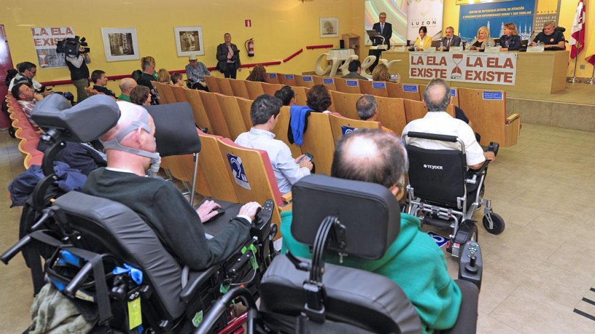 La cita se desarrolló ayer en el salón de actos del Centro Estatal de Enfermedades Raras con sede en el barrio de Las Huelgas. I-SRAEL L. MURILLO