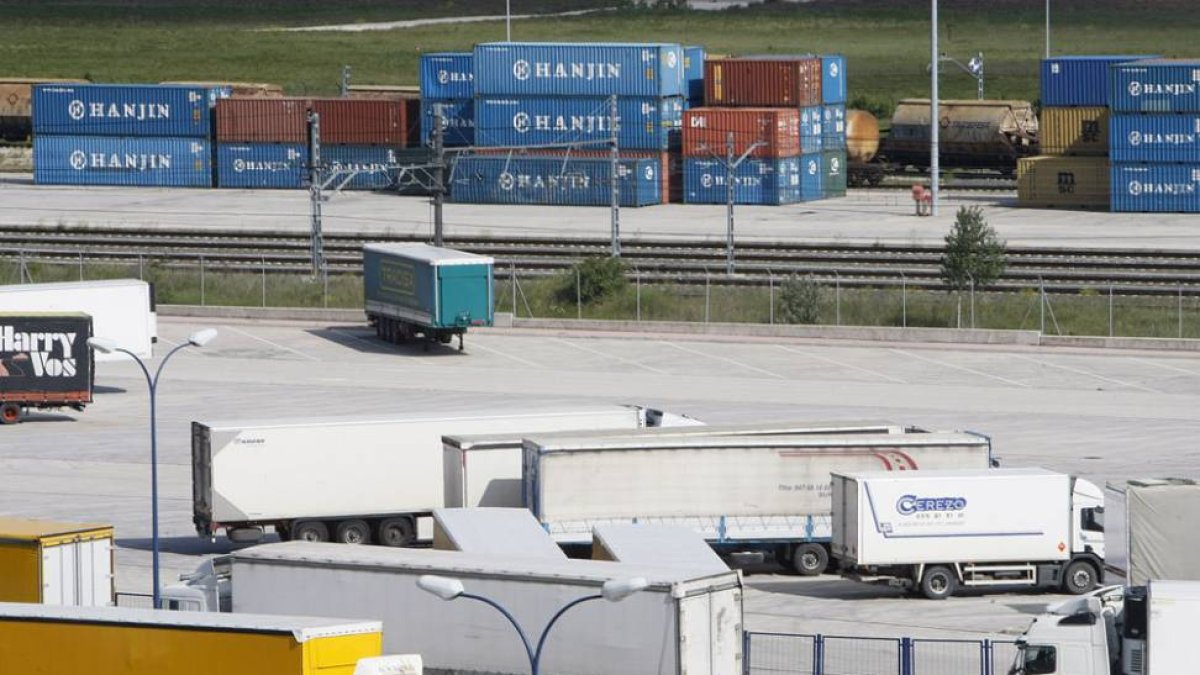 El Puerto Seco está ubicado junto a la estación de mercancías de Villafría.