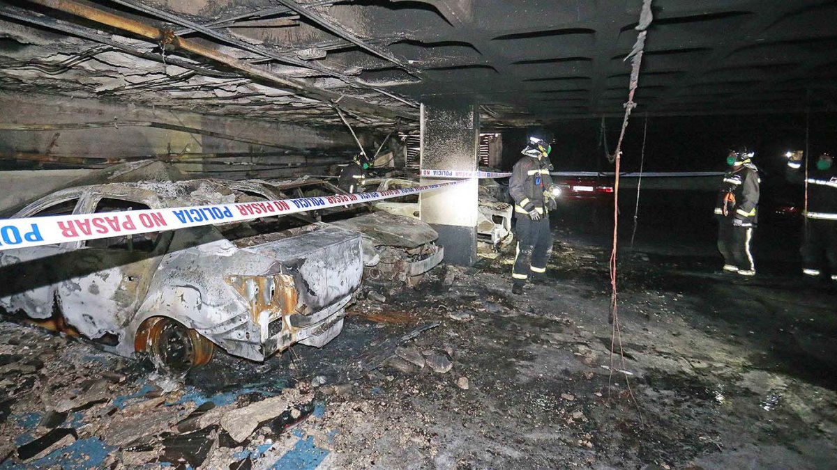Los bomberos trabajan, junto a los coches calcinados, para comprobar el estado de las instalaciones. / RAÚL G. OCHOA