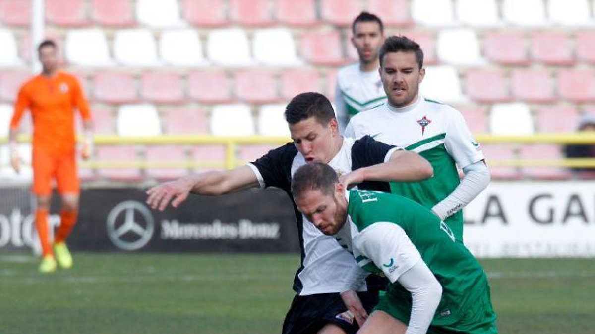José Fran pelea por el esférico durante el encuentro ante el Racing de Ferrol.-SANTI OTERO
