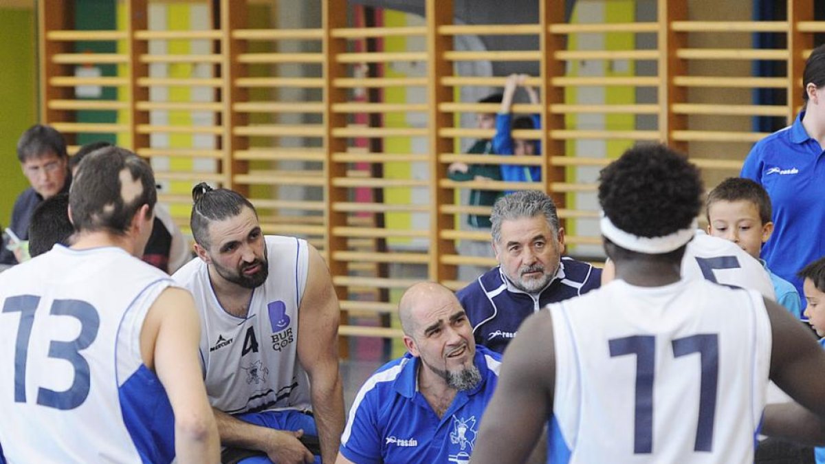 Rodrigo Escudero da instrucciones a sus jugadores-Israel L. Murillo