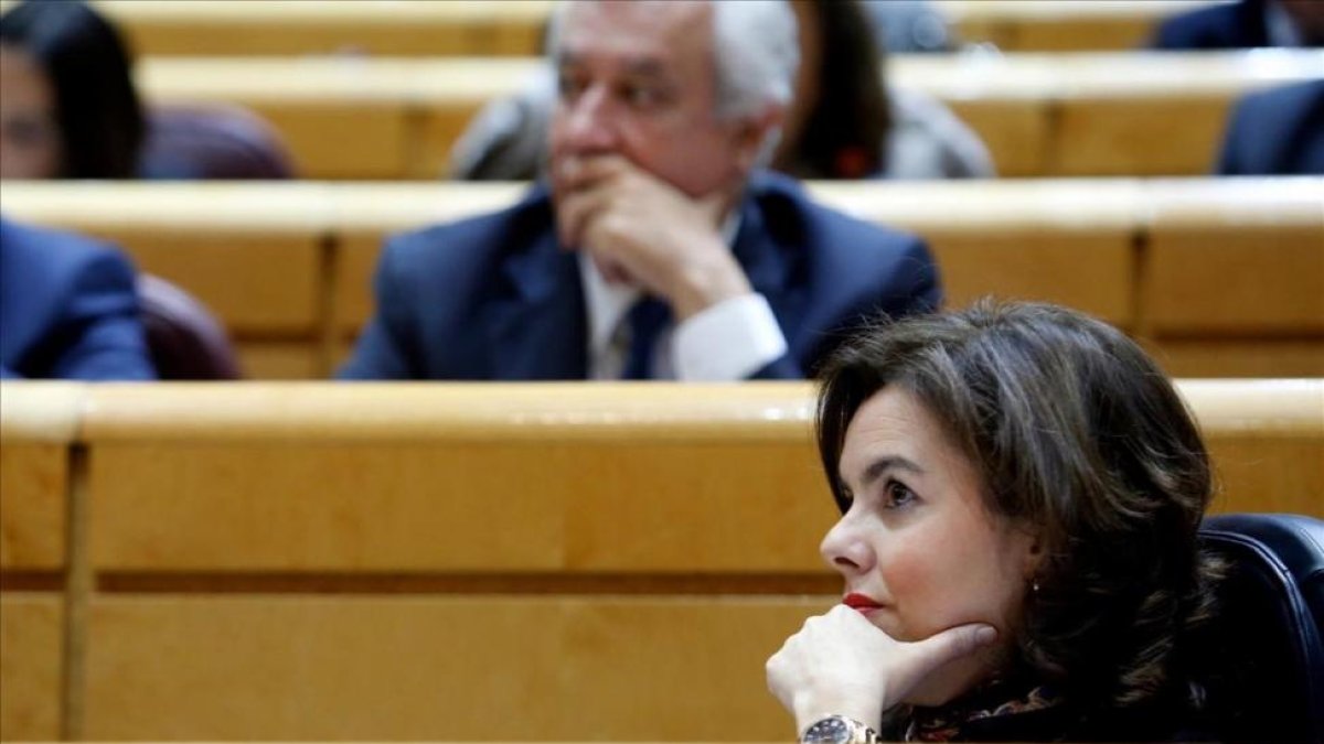 La vicepresidenta y ministra de presidencia y asuntos territoriales, Soraya Sáenz de Santamaría, este martes en el Senado-JUAN MANUEL PRATS