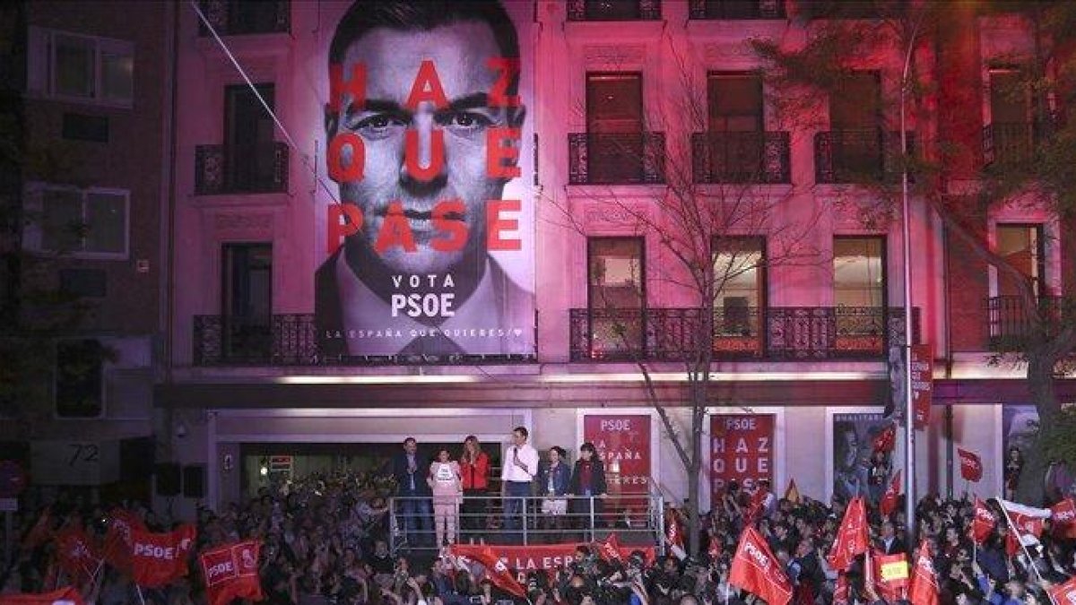Pedro Sánchez saluda a sus simpatizantes en la sede del PSOE, en la madrileña calle de Ferraz, el pasado 28 de abril.-DAVID CASTRO