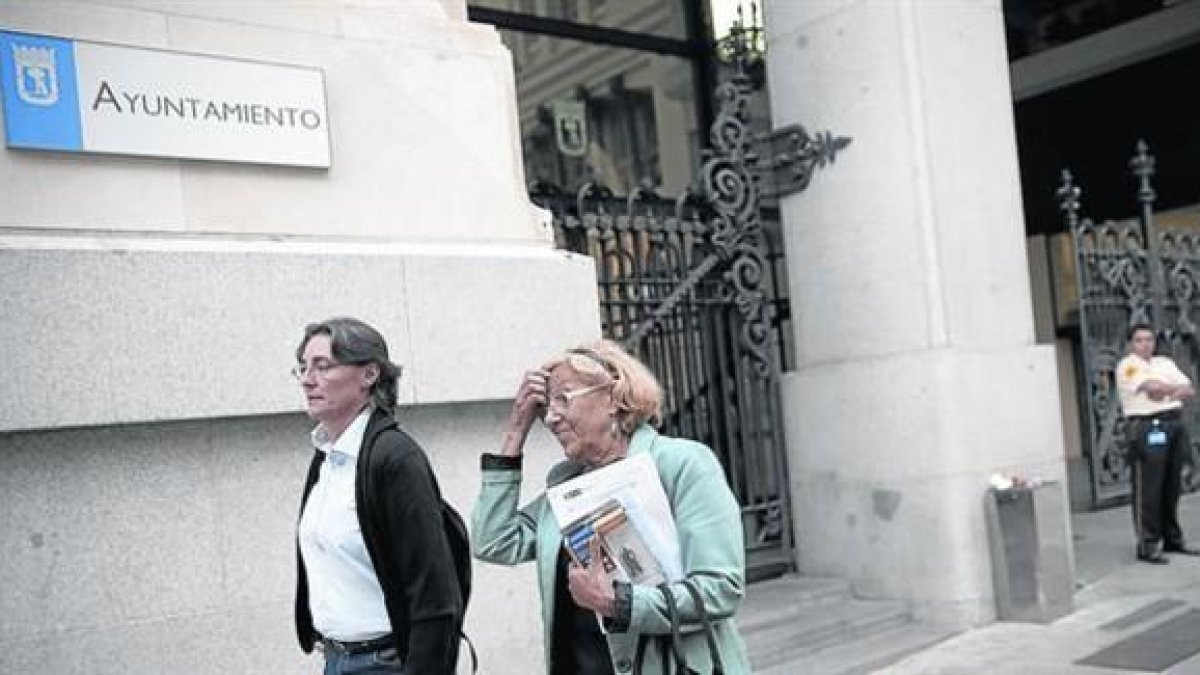 Manuela Carmena sale del Ayuntamiento de Madrid, el pasado 15 de junio, su primero como alcaldesa.-