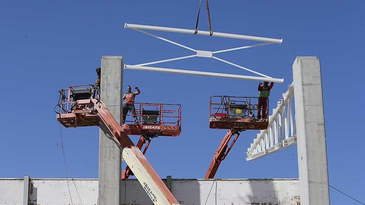 Un momento, ayer, del montaje de la estructura del Fondo Norte.-ISRAEL L. MURILLO