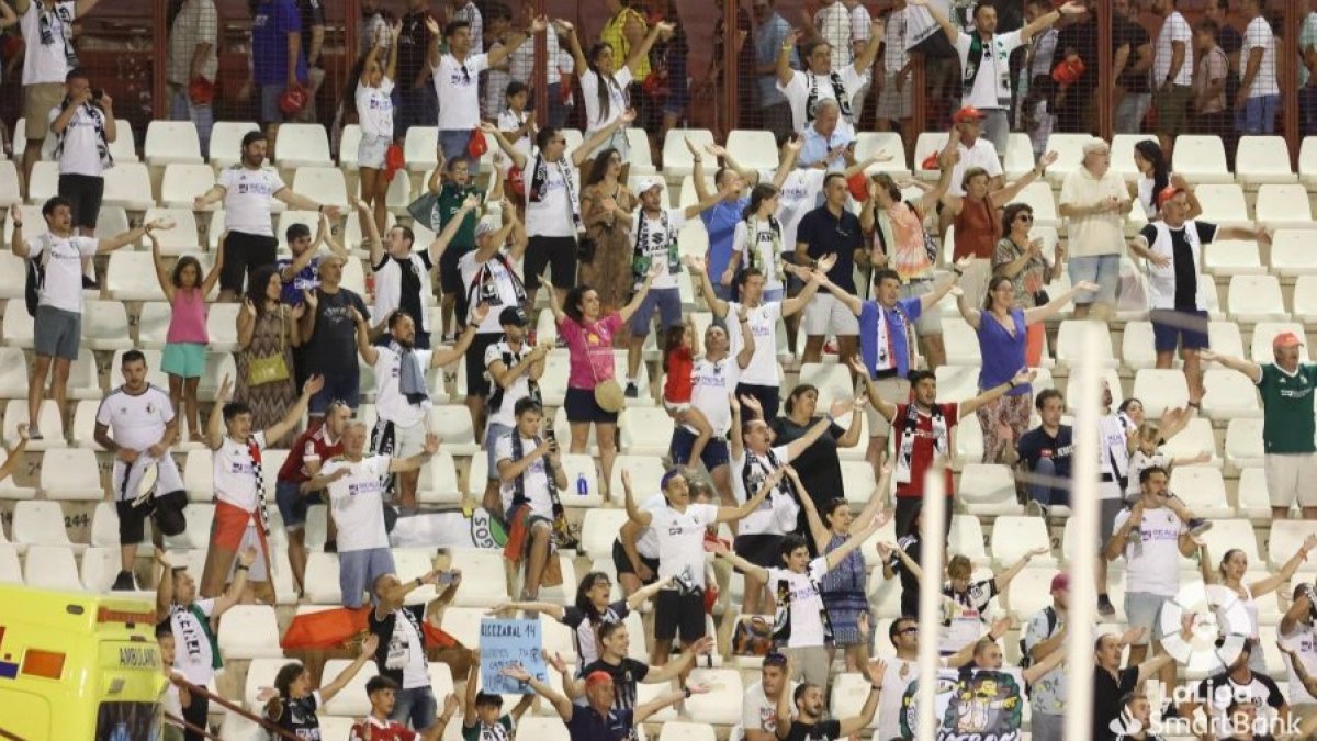 Aficionados del Burgos CF en las gradas del Carlos Belmonte de Albacete el pasado fin de semana. LALIGA