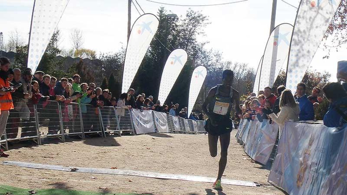 Aron Kifle atraviesa en solitario la línea de meta del XXXI Cross de la Constitución en Aranda.-Alberto Calvo