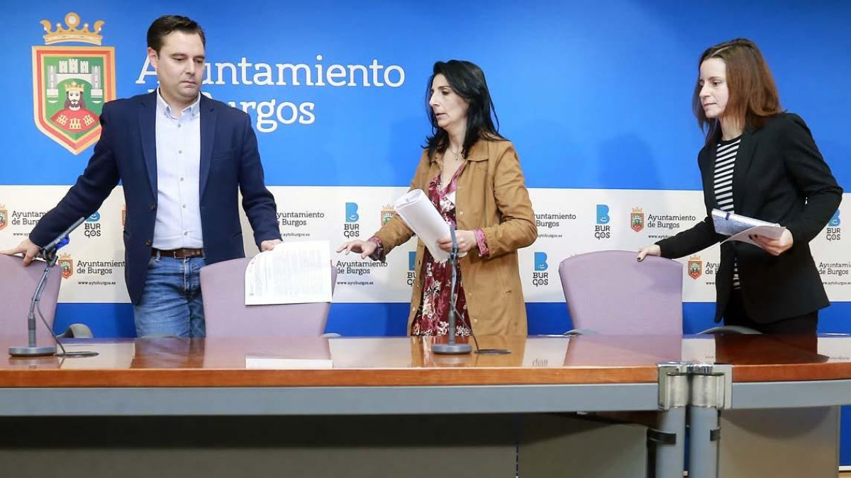 Daniel de la Rosa (PSOE), Gloria Bañeres (Ciudadanos) y Eva de Ara (Imagina) ayer en la comparecencia conjunta.-Raúl Ochoa