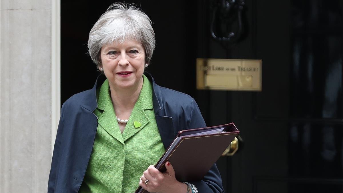 Theresa May sale de Downing Street-DANIEL LEAL-OLIVAS