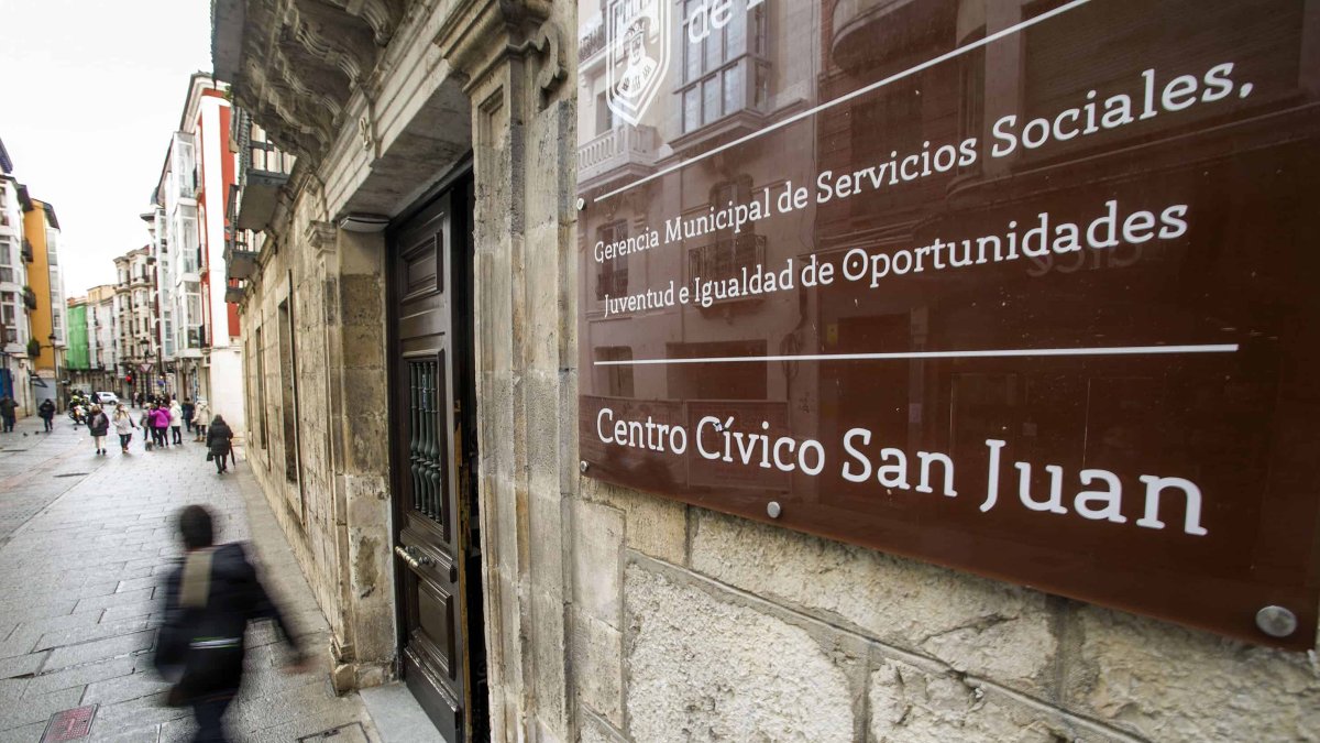 Una persona sale del Centro Cívico de San Juan donde se encuentra la Gerencia de Servicios Sociales. TOMÁS ALONSO