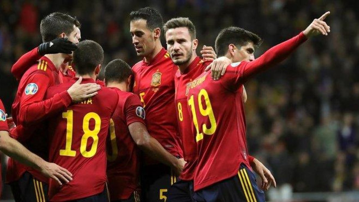 Los jugadores de España felicitan a Gerard Moreno, autor del tercer gol a Rumanía.-JUANJO MARTÍN (EFE)