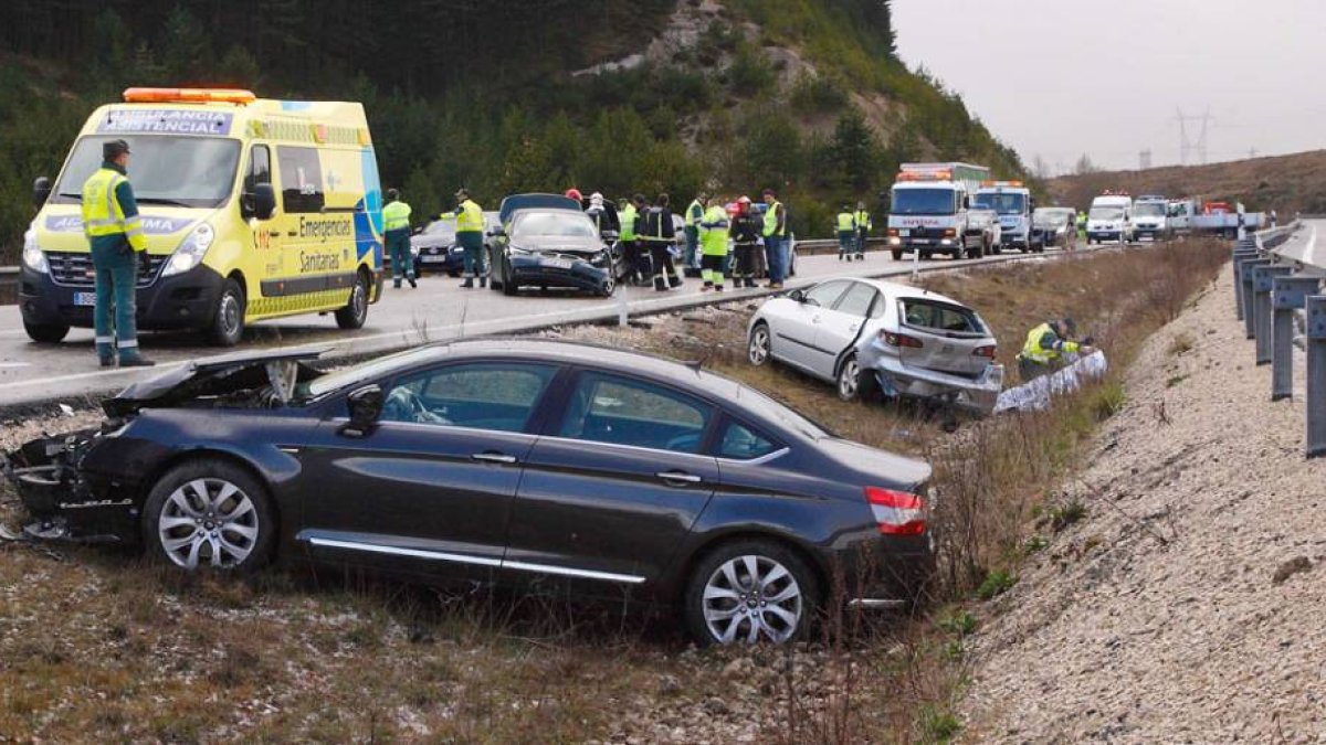 Aunque se piensa lo contrario, la autopista ha demostrado ser menos segura a tenor del número de víctimas mortales durante este año.-G. G.