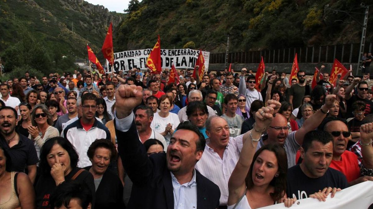 Cientos de personas se concentran en Ciñera de Gordón (León) en apoyo a los cuatro mineros encerrados en el pozo Aurelio.-ICAL