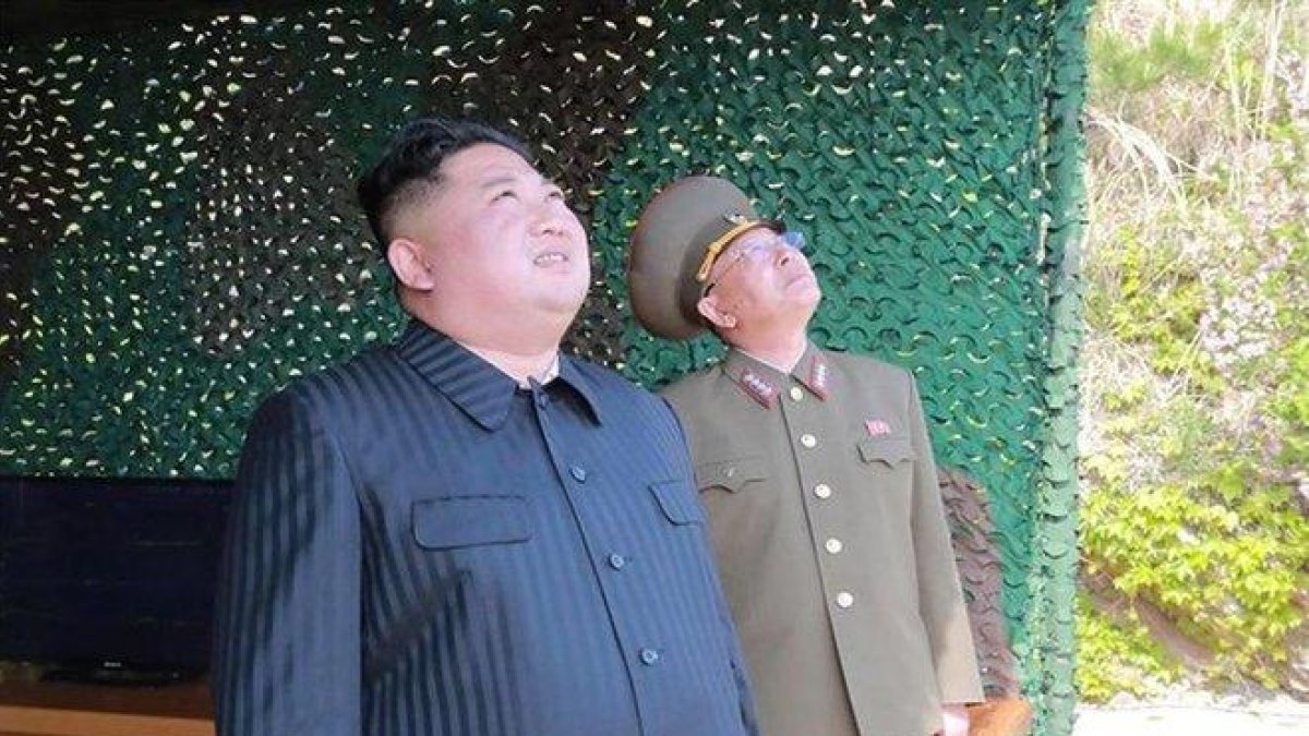 Kim Jong-un, el líder de Corea del Norte en una prueba de misiles.-DPA