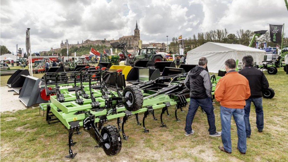 La lluvia también hizo ayer acto de presencia en la jornada inaugural, en la que se dieron cita 185 expositores, numerosos productores de Burgos Alimenta y cientos de visitantes.-S. O.