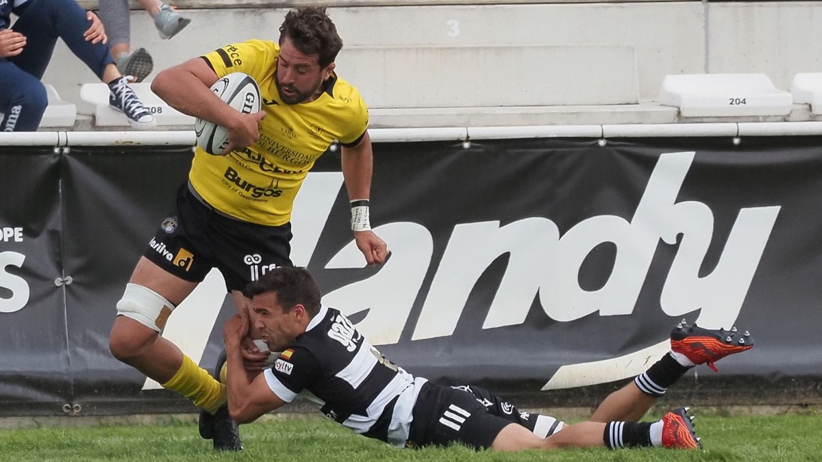 Guido gana la partida a su defensor en un lance del partido disputado en Pepe Rojo. ÁREA 11