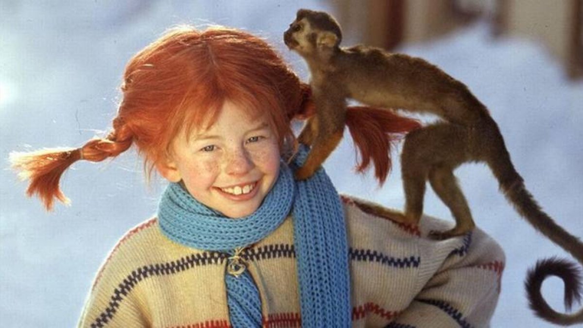 La pelirroja Pippi Calzaslargas, protagonista de la serie que lleva su nombre, con su mono señor Nilsson.-