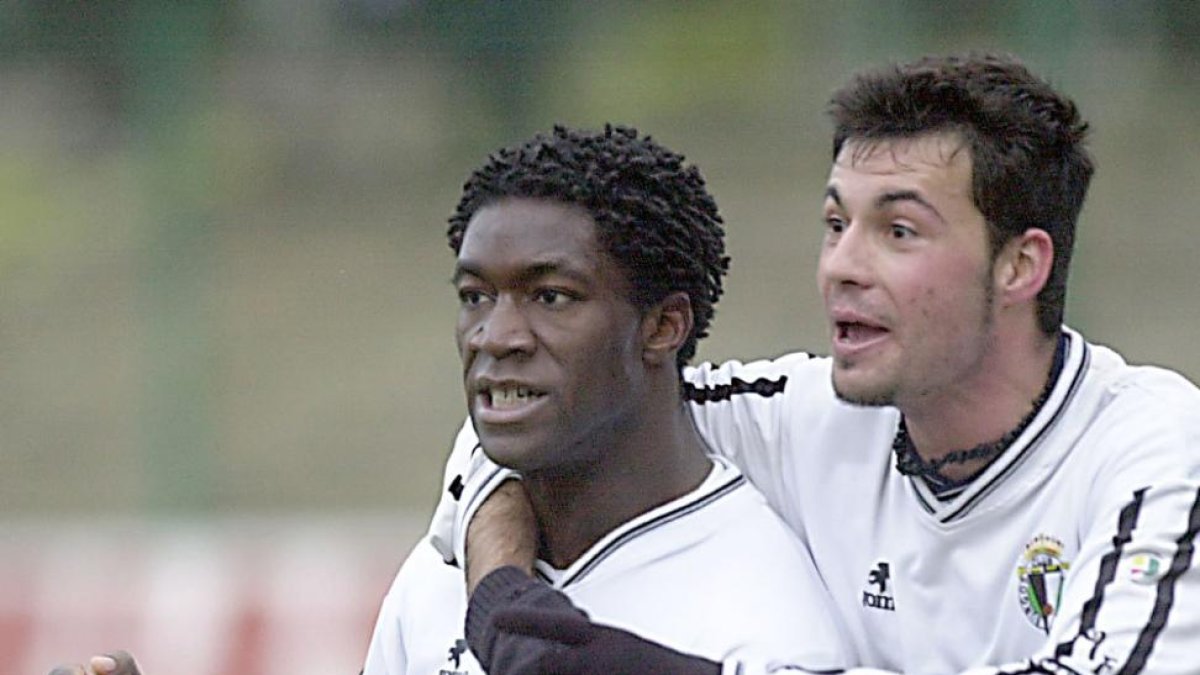 Cuyami y Capilla celebran un gol en la temporada 2000/01.-ISRAEL L. MURILLO