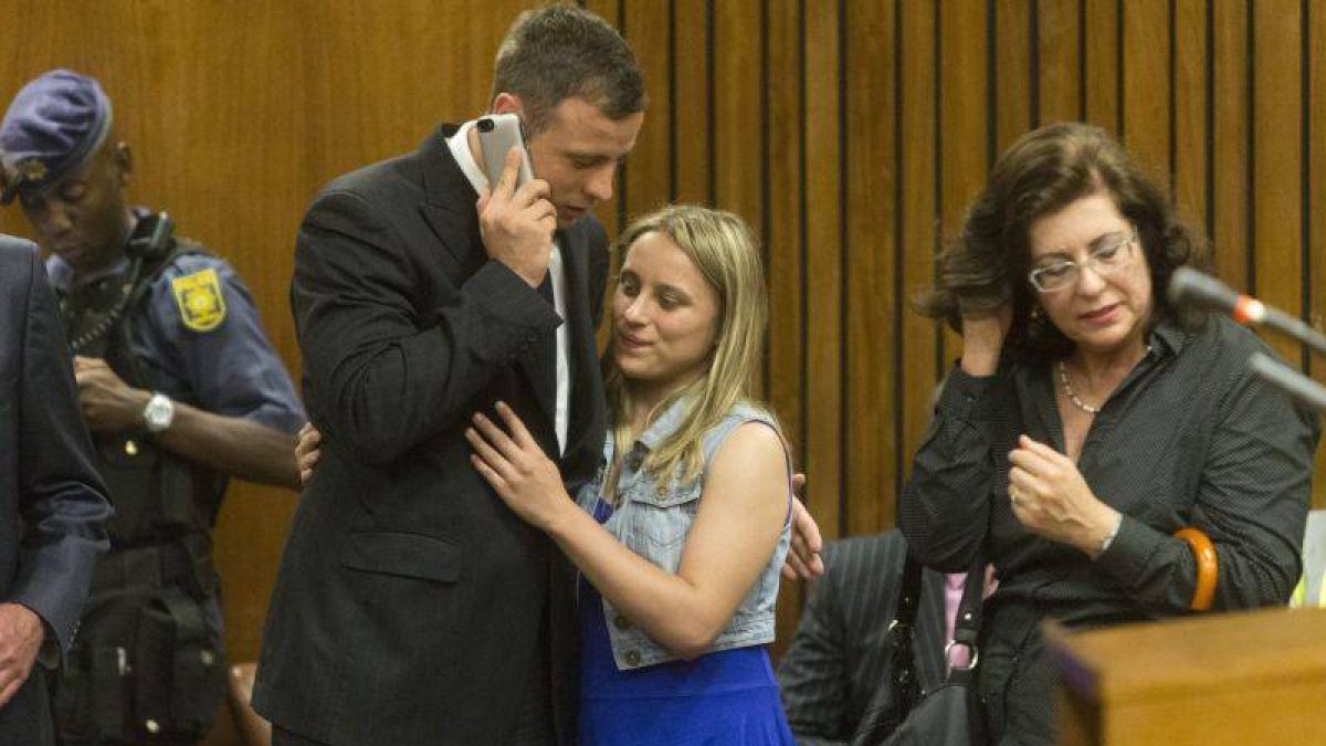 Pistorius recibe el apoyo de sus allegados al inicio de la primera sesión de la nueva vista, ayer en Pretoria.-Foto: EFE