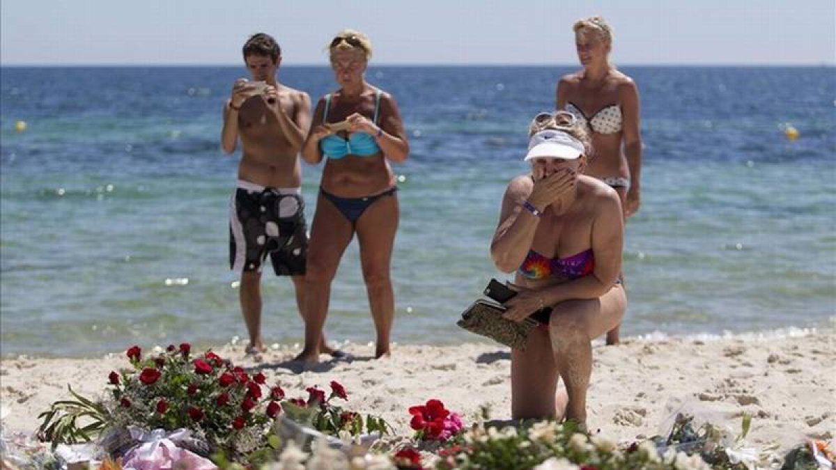 Turistas en el lugar del ataque yihadista en la playa frente al Hotel Riu Imperial Marhaba en las afueras de Sousse , al sur de Túnez.-Foto: AFP / KENZO TRIBOUILLARD