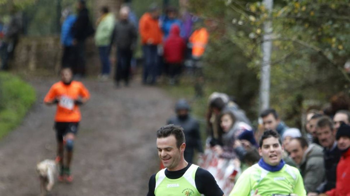 Dos participantes cubren los últimos metros del recorrido, ayer, en SanAdrián de Juarros.-RAÚLOCHOA