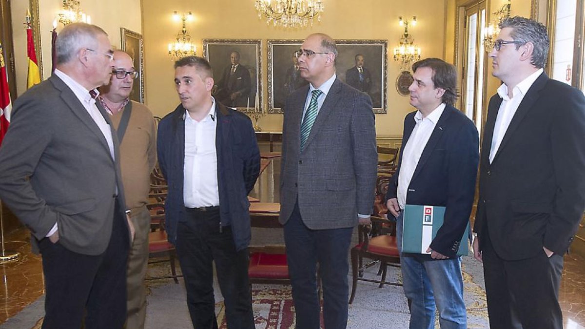 Los representantes sindicales expusieron ayer sus planteamientos en la Diputación Provincial.-ISRAEL L. MURILLO