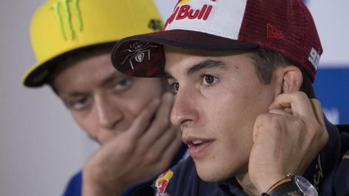 Valentino Rossi escucha hoy a Marc Márquez, en Misano.-MIRCO LAZZARI