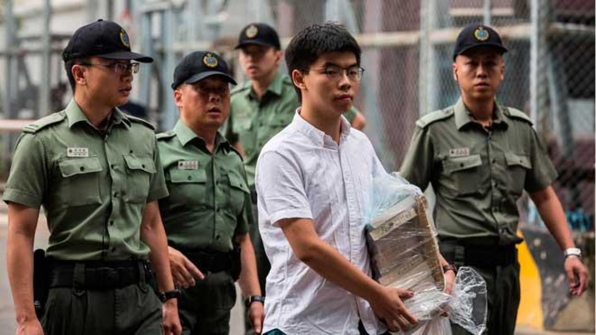 Sale de prisión el activista prodemócrata hongkonés Joshua Wong.-AFP