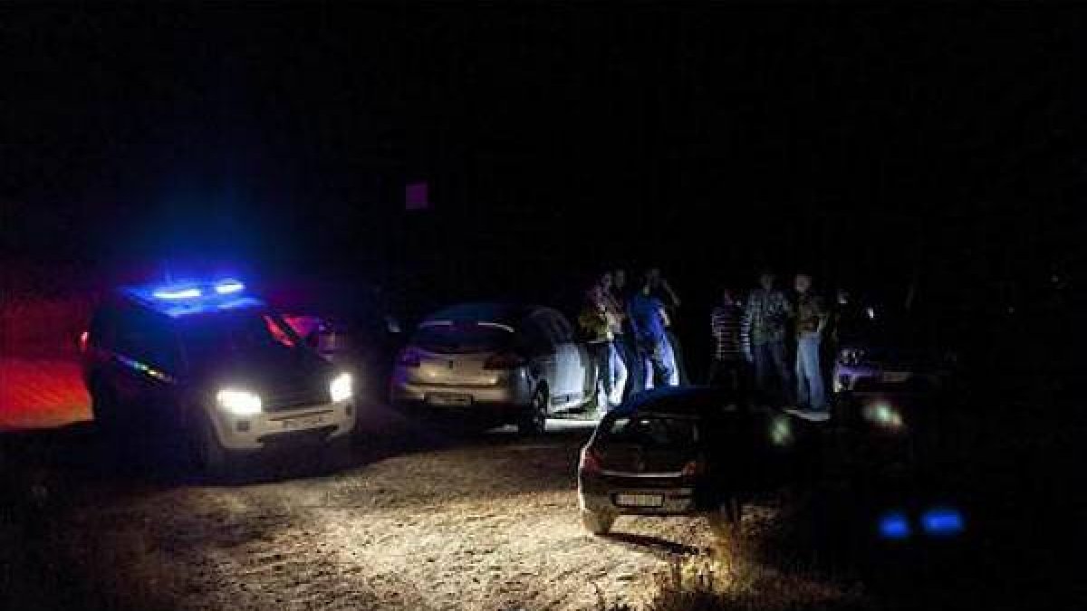 Coches de Policia y los familiares de las víctimas se acercan al lugar de los hechos-Foto: EFE