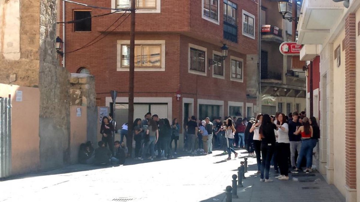 Los vecinos piden atajar el problema, al principio de cada botellón.-L.V.