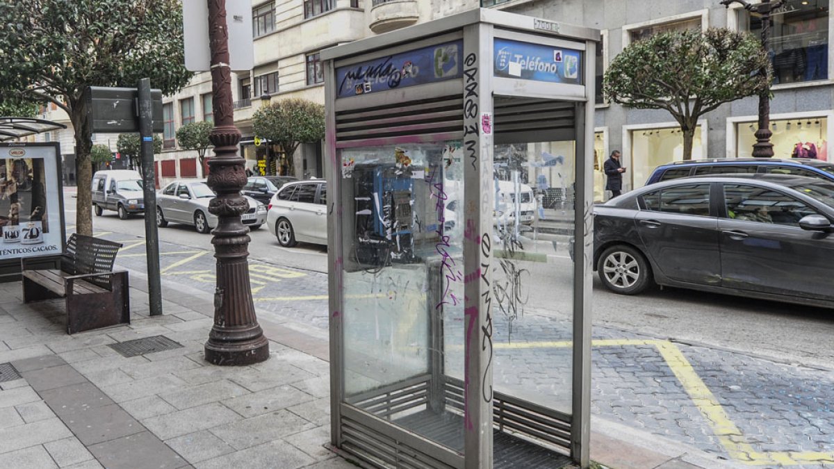 Imagen de una cabina deteriorada ubicada en la calle Vitoria. ISRAEL L. MURILLO