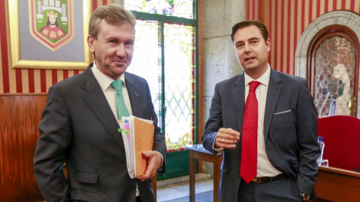 Los responsables de los grupos del PP, Javier Lacalle, y del PSOE, Daniel de la Rosa, conversan antes de un Pleno.-RAÚL G. OCHOA