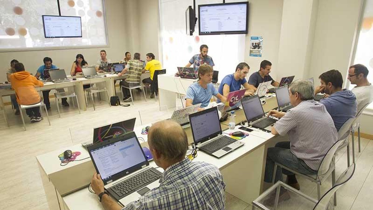 La oferta formativa es gratuita y muy variada y está abierta a todos los ciudadanos.-SANTI OTERO