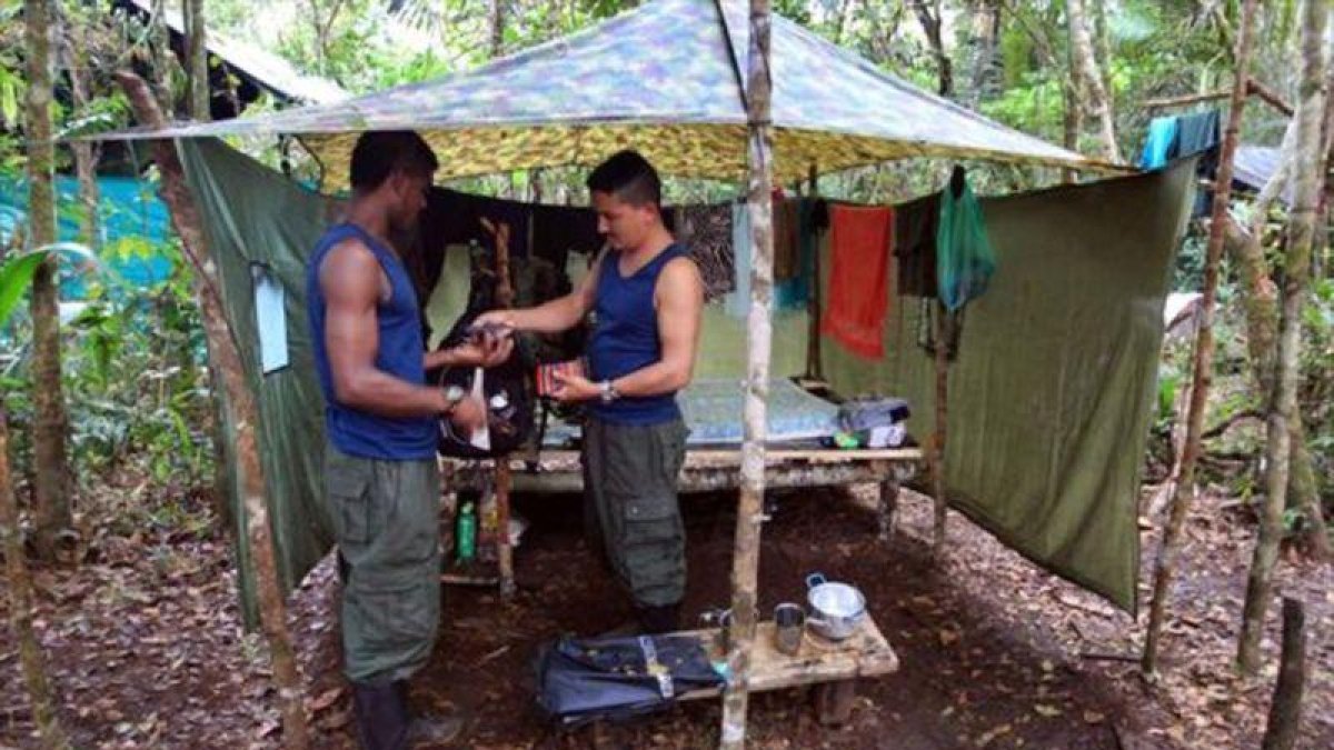 Dos miembros de las FARC, en el campamento.-EFE / MAURICIO DUEÑAS CASTAÑEDA