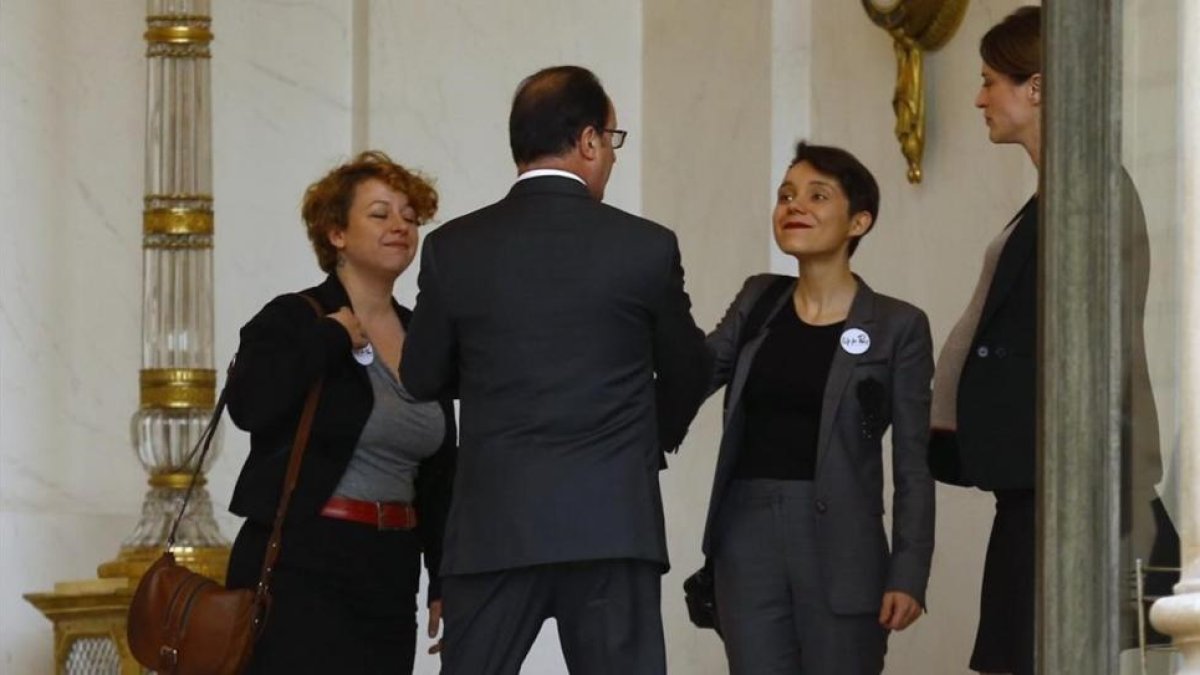 Hollande con víctimas de los atentados de París.-AP / Francois Mori