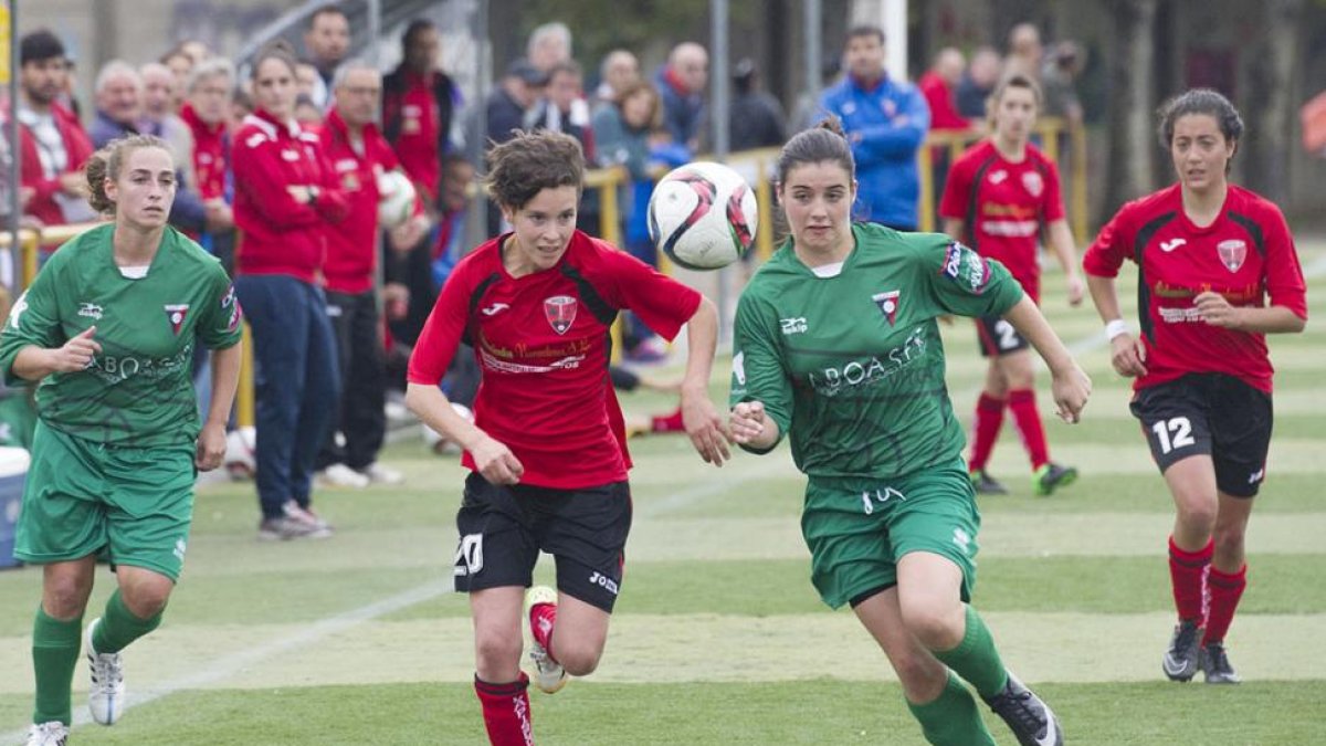 Martita persigue un balón junto a una jugadora rival, ayer, en el José Manuel Sedano.-ISRAEL L. MURILLO