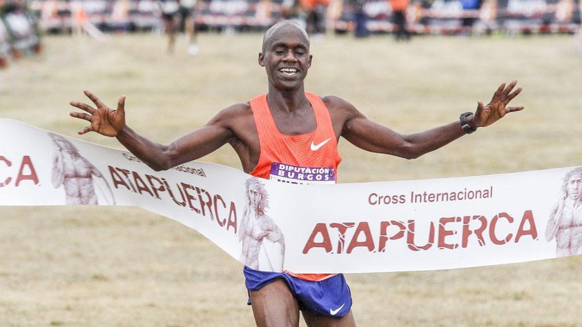 El ugandés Jacob Kiplimo festeja la consecución de su primer triunfo en Atapuerca tras protagonizar una auténtica exhibición en las campas del Carex-Santi Otero