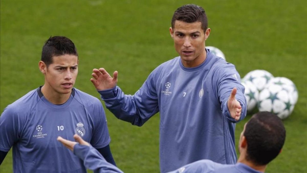 Cristiano Ronaldo, James y Pepe durante el entrenamiento de este lunes en la ciudad deportiva del Madrid.-EFE / PACO CAMPOS