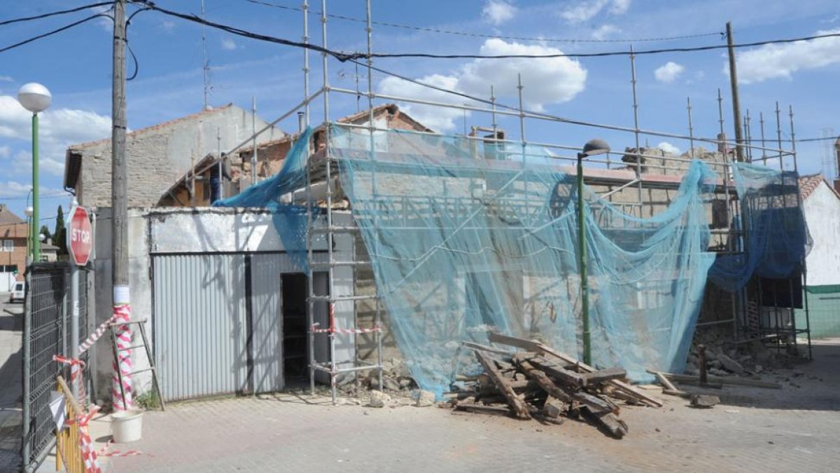 Imagen de archivo del proceso de demolición de una de las viviendas afectadas de Villatoro.-ISRAEL L. MURILLO
