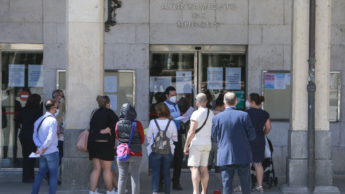 Un grupo de ciudadanos espera su turno para poder realizar alguna gestión presencial en el Ayuntamiento. RAÚL G. OCHOA