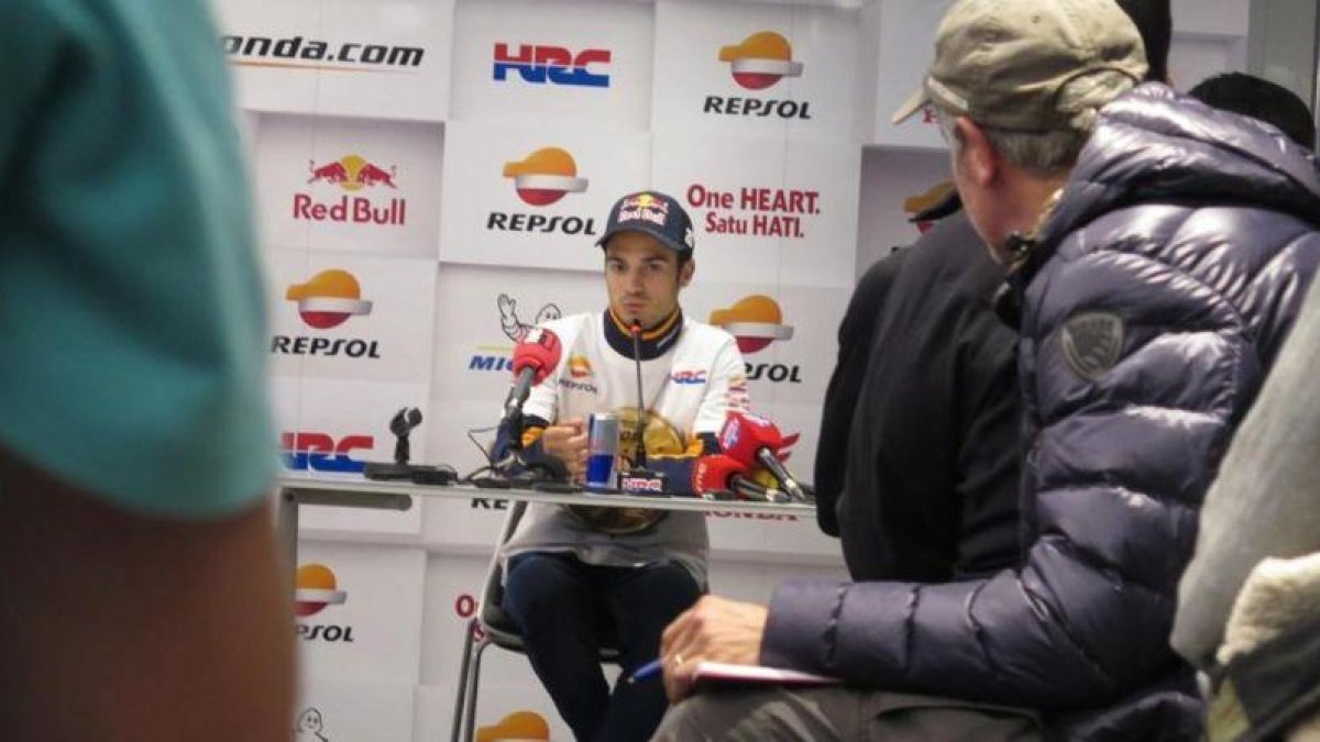 Dani Pedrosa, en la última conferencia de su vida como piloto de Honda, hoy, en Valencia.-EMILIO PÉREZ DE ROZAS